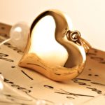 pendant_gold_heart_letter_macro_love_gift_4366_1920x1080